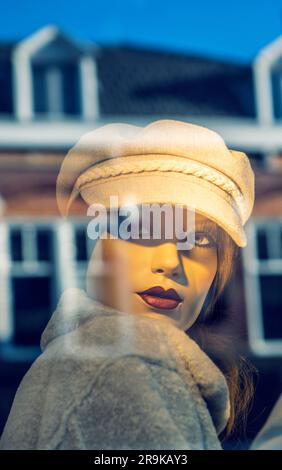 Female mannequin dans une vitrine Banque D'Images