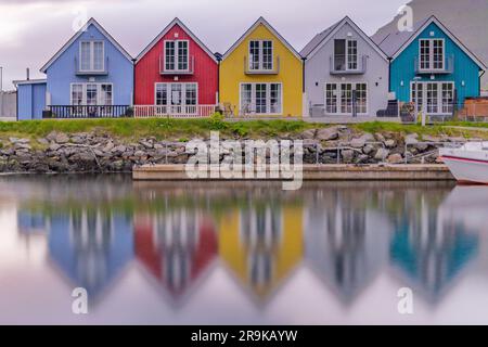 Façades de maisons colorées traditionnelles se reflétant dans le fjord, Leirvik, l'île d'Eysturoy, les îles Féroé Banque D'Images