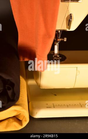 Machine à coudre vintage avec un chiffon orange Banque D'Images