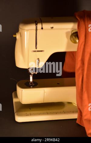 Machine à coudre vintage avec un chiffon orange Banque D'Images