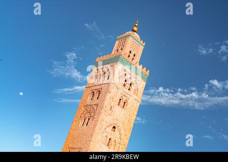 Ciel clair au-dessus de la tour minaret de la mosquée de Koutoubia, Marrakech, Maroc Banque D'Images