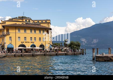 Hôtel Sole sur la rive du lac de Garde, Riva del Garda, Lac de Garde, Italie, Europe Banque D'Images