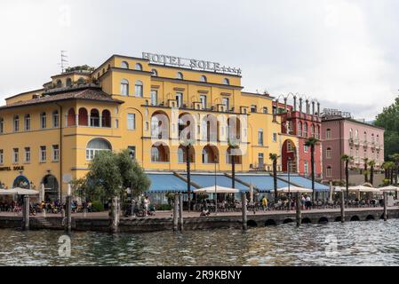 Hôtel Sole sur la rive du lac de Garde, Riva del Garda, Lac de Garde, Italie, Europe Banque D'Images