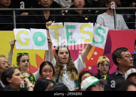 27th juin 2023 ; The Quaycenter, Sydney Olympic Park, Sydney, Nouvelle-Galles du Sud, Australie : coupe d'Asie FIBA Womens 2023, groupe A, Taipei chinois contre Australie ; fans australiens soutenant Tess Madgen d'Australie Banque D'Images