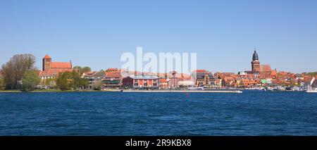 Waren an der Müritz Mecklembourg-Poméranie occidentale, Allemagne - 09 mai 2023: Vue du lac Müritz à la ville de Waren. Banque D'Images