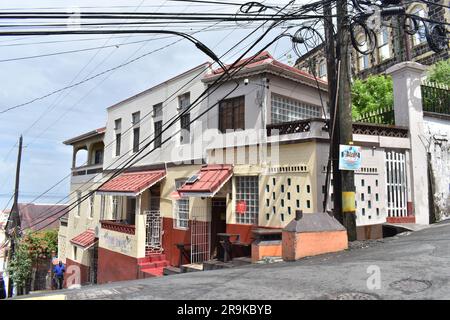 George, Grenada- 23 août 2022 - bâtiments le long de Market Hill, une rue escarpée dans la capitale de la Grenade. Banque D'Images