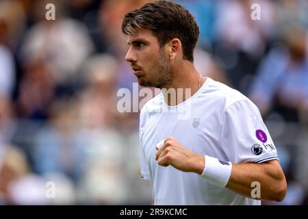 Cameron Norrie réagit lors de son match ATP EXHO Singles contre Frances Tiafoe le premier jour du Giorgio Armani tennis Classic au Hurlingham Club, Londres. Date de la photo: Mardi 27 juin 2023. Banque D'Images