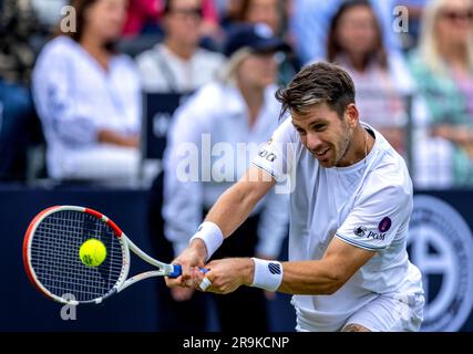 Cameron Norrie en action pendant son ATP EXHO singles match contre Frances Tiafoe le premier jour de la Giorgio Armani tennis Classic au Hurlingham Club, Londres. Date de la photo: Mardi 27 juin 2023. Banque D'Images