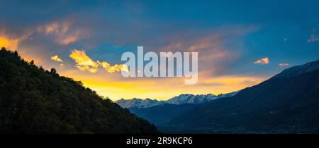 Vue panoramique du ciel brûlant au coucher du soleil sur Alto Lario et le lac de Côme, Lombardie, Italie Banque D'Images