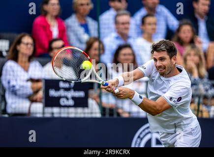 Cameron Norrie en action pendant son ATP EXHO singles match contre Frances Tiafoe le premier jour de la Giorgio Armani tennis Classic au Hurlingham Club, Londres. Date de la photo: Mardi 27 juin 2023. Banque D'Images