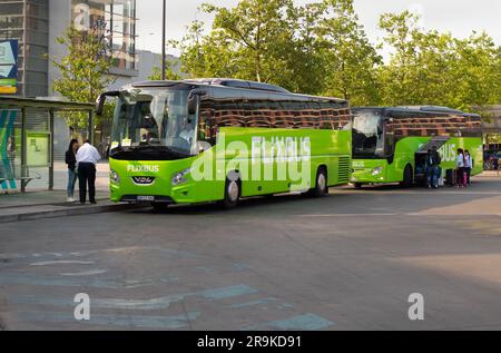 Berlin, Allemagne. 13th juin 2023. 13.06.2023, Berlin. Les bus de Flixbus sont stationnés devant la gare de Suedkreuz. Crédit: Wolfram Steinberg/dpa crédit: Wolfram Steinberg/dpa/Alay Live News Banque D'Images