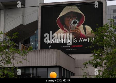 Afficher la publicité pour Black Mirror série 6 épisode Joan est horrible texte Aallyhia est horrible. Série Netflix sur Streamberry. Les jardins de Piccadilly. Manchester. Banque D'Images