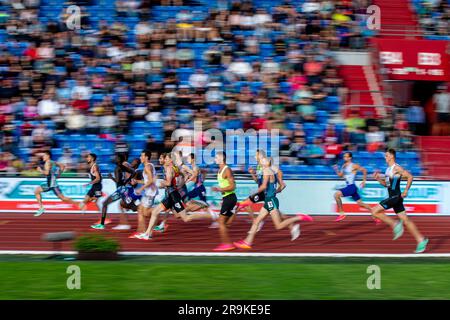 Ostrava, République tchèque. 27th juin 2023. Les athlètes se disputent une course de 800 mètres pour hommes lors de l'épreuve annuelle d'athlétisme Golden Spike Ostrava 63rd, dans le cadre des rencontres du défi mondial de l'IAAF, à Ostrava, en République tchèque, sur 27 juin 2023. Crédit : Vladimir Prycek/CTK photo/Alay Live News Banque D'Images