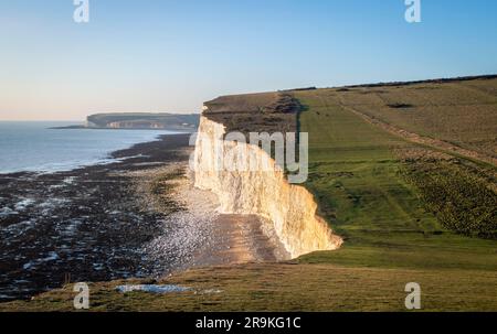 Vue latérale sur le bord de la falaise de l'Angleterre Seven Sister avant le coucher du soleil Banque D'Images