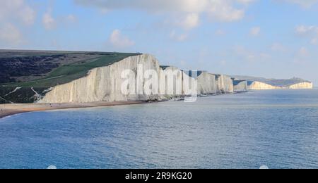 La vue sur le front de mer des falaises de Seven Sisters en Angleterre dans une journée ensoleillée.. Banque D'Images