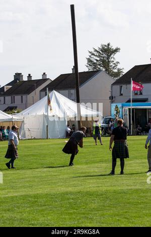 Un concurrent aux Jeux de Halkirk Highland à Caithness concurrence dans un traditionnel Scottish caber concurrence qui exige force et technique Banque D'Images