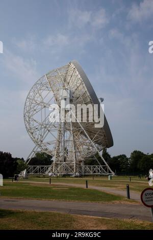 Vue de l'énorme radiotélescope de 76 mètres de Dish Lovell, situé sur la rive de Jodrell, dans la plaine du Cheshire, détectant les ondes radio de sources astronomiques Banque D'Images