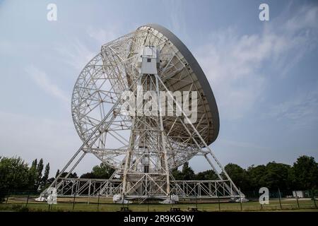 Vue de l'énorme radiotélescope de 76 mètres de Dish Lovell, situé sur la rive de Jodrell, dans la plaine du Cheshire, détectant les ondes radio de sources astronomiques Banque D'Images