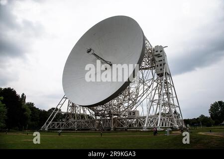 Vue de l'immense plat de 76 mètres du radiotélescope Lovell au centre de recherche astronomique de Jodrell Bank pour l'astrophysique à Cheshire, en Angleterre, au Royaume-Uni. Banque D'Images