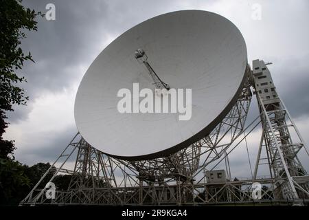 Vue de l'énorme radiotélescope de 76 mètres Dish Lovell à la rive de Jodrell, dans la plaine du Cheshire, détectant les ondes radio de sources astronomiques Banque D'Images