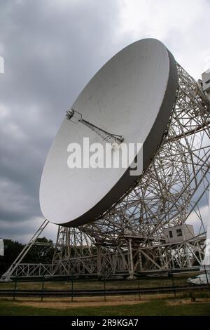 Vue de l'énorme radiotélescope de 76 mètres de Dish Lovell, situé sur la rive de Jodrell, dans la plaine du Cheshire, détectant les ondes radio de sources astronomiques Banque D'Images