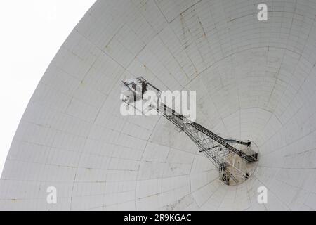 L'amplificateur et le récepteur d'antenne au centre du réflecteur de 76 mètres sur le radiotélescope Lovell au centre d'astrophysique de Jodrell Bank Banque D'Images