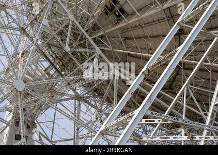 Vue sur la structure en treillis métallique d'ingénierie complexe de l'immense radiotélescope Slave Lovell de 76 mètres à Jodrell Bank, Cheshire, Royaume-Uni Banque D'Images