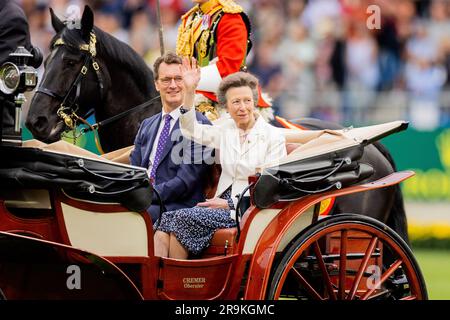 Aix-la-Chapelle, Allemagne. 27th juin 2023. Sports équestres, saut de spectacle, CHIO, cérémonie d'ouverture: La princesse Anne traverse le stade dans une voiture à côté de Hendrik Wüst (CDU), ministre-président de la Rhénanie-du-Nord-Westphalie. La sœur du roi Charles est une grande experte équestre; elle a été championne européenne en 1971. Credit: Rolf Vennenbernd/dpa/Alay Live News Banque D'Images