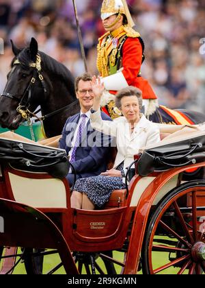 Aix-la-Chapelle, Allemagne. 27th juin 2023. Sports équestres, saut de spectacle, CHIO, cérémonie d'ouverture: La princesse Anne traverse le stade dans une voiture à côté de Hendrik Wüst (CDU), ministre-président de la Rhénanie-du-Nord-Westphalie. La sœur du roi Charles est une grande experte équestre; elle a été championne européenne en 1971. Credit: Rolf Vennenbernd/dpa/Alay Live News Banque D'Images