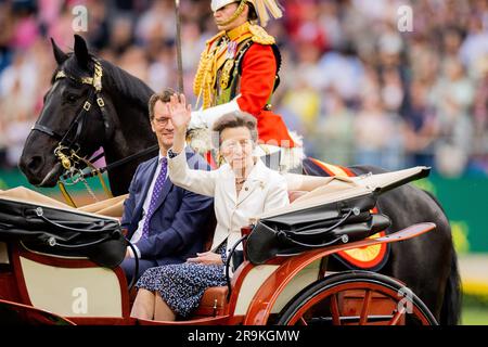 Aix-la-Chapelle, Allemagne. 27th juin 2023. Sports équestres, saut de spectacle, CHIO, cérémonie d'ouverture: La princesse Anne traverse le stade dans une voiture à côté de Hendrik Wüst (CDU), ministre-président de la Rhénanie-du-Nord-Westphalie. La sœur du roi Charles est une grande experte équestre; elle a été championne européenne en 1971. Credit: Rolf Vennenbernd/dpa/Alay Live News Banque D'Images