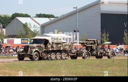 Armée allemande SD.Kfz. 7 8 tonnes Prime Mover remorquage de tracteur d'artillerie demi-piste et canon Flak de 8,8 cm, Tankfest 23, Bovington, Royaume-Uni Banque D'Images