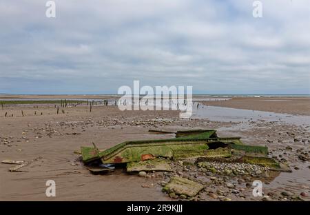 Les restes métalliques corrodés d'une épave de navire sur la plage de Montrose exposés à Low Tide près d'un chenal peu profond Banque D'Images