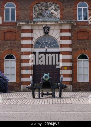 Canon antique à l'extérieur de la fonderie de laiton Royal dans le développement de Royal Arsenal Riverside Banque D'Images