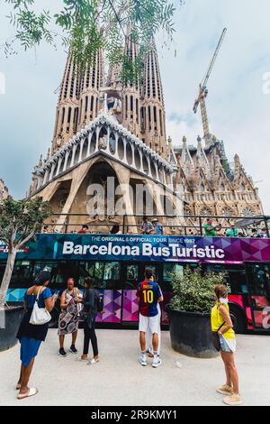 Barcelone, Espagne, 13 juin 2023. Bus touristique devant le temple de la Sagrada Familia à Barcelone, Espagne. Banque D'Images