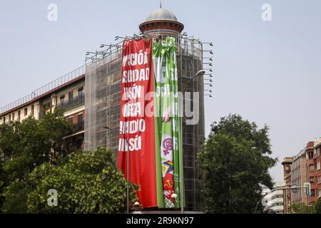 27 juin 2023, Madrid, Espagne: Le moment où les opérateurs commencent le travail de démonter la toile avec des messages de propagande.le parti espagnol d'extrême-droite VOX est forcé par le Bureau électoral de la zone de supprimer la "tarpa de la haine" installée dans un bâtiment à Madrid. Il a été considéré que le slogan 'de ce qui compte', présent sur la bannière à côté de l'image de la poubelle dans laquelle le drapeau LGTBIQ, le féministe ou l'ordre du jour 2030 sont lancés, peut être considéré comme de la propagande électorale et, Par conséquent, enfreindrait la loi organique du régime électoral général. (Image de crédit : Banque D'Images