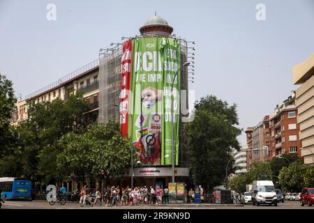 27 juin 2023, Madrid, Espagne: Le moment où les opérateurs commencent le travail de démonter la toile avec des messages de propagande.le parti espagnol d'extrême-droite VOX est forcé par le Bureau électoral de la zone de supprimer la "tarpa de la haine" installée dans un bâtiment à Madrid. Il a été considéré que le slogan 'de ce qui compte', présent sur la bannière à côté de l'image de la poubelle dans laquelle le drapeau LGTBIQ, le féministe ou l'ordre du jour 2030 sont lancés, peut être considéré comme de la propagande électorale et, Par conséquent, enfreindrait la loi organique du régime électoral général. (Image de crédit : Banque D'Images