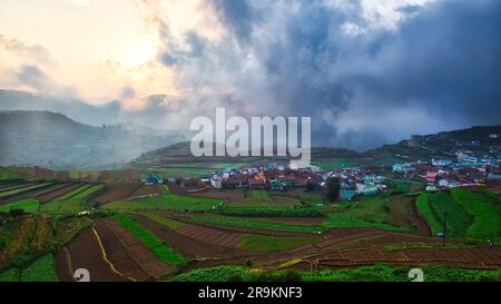 Magnifique village rural Poombarai vue sur les nuages de Misty. Poombarai est un village pittoresque dans les collines palani de Kodaikanal, Tamil Nadu. Banque D'Images