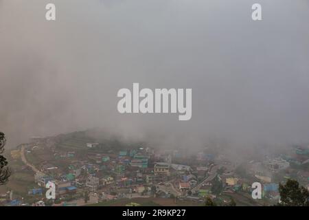 Magnifique village rural Poombarai vue sur les nuages de Misty. Poombarai est un village pittoresque dans les collines palani de Kodaikanal, Tamil Nadu. Banque D'Images
