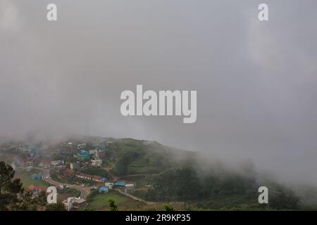 Magnifique village rural Poombarai vue sur les nuages de Misty. Poombarai est un village pittoresque dans les collines palani de Kodaikanal, Tamil Nadu. Banque D'Images