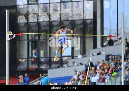 Ostrava, République tchèque. 27th juin 2023. Armand Dupantis, athlète suédois, est en compétition avec des hommes de la voûte polaire lors de l'épreuve annuelle d'athlétisme Golden Spike Ostrava 63rd, dans le cadre des rencontres du défi mondial de l'IAAF, à Ostrava, en République tchèque, sur 27 juin 2023. Crédit: Jaroslav Ozana/CTK photo/Alay Live News Banque D'Images