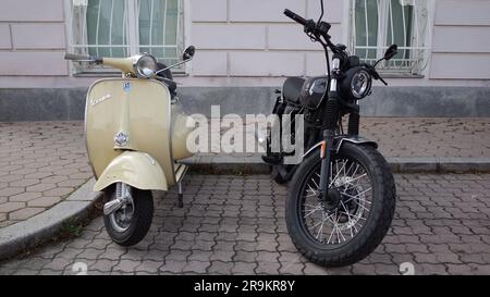 Les deux scooters garés sur le côté d'une route Banque D'Images