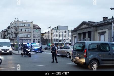 Bruxelles, Belgique. 27th juin 2023. L'illustration montre un périmètre de sécurité autour d'un accident entre une voiture et un scooter à la porte d'Anderlecht - Anderlechtsepoort à Bruxelles, le mardi 27 juin 2023. BELGA PHOTO JENS THEYS crédit: Belga News Agency/Alay Live News Banque D'Images