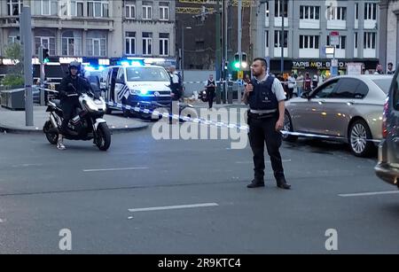 Bruxelles, Belgique. 27th juin 2023. L'illustration montre un périmètre de sécurité autour d'un accident entre une voiture et un scooter à la porte d'Anderlecht - Anderlechtsepoort à Bruxelles, le mardi 27 juin 2023. BELGA PHOTO JENS THEYS crédit: Belga News Agency/Alay Live News Banque D'Images