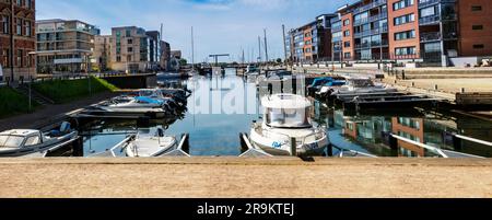 Vue panoramique et réflexion sur l'eau dans la nouvelle Marina de Nyhamn dans le centre de Landskrona avec un yacht club, rue Badhusgatan, hôtel Oresund. Landskr Banque D'Images