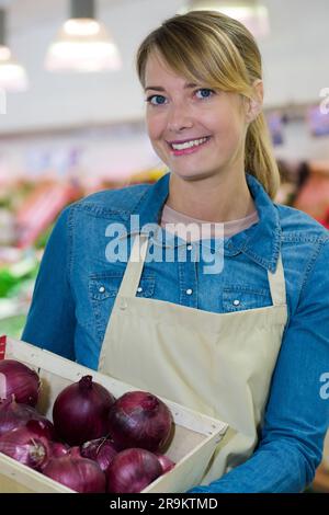 Photo de femme au marché acheter des légumes Banque D'Images