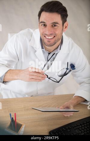 médecin heureux lisant la documentation médicale Banque D'Images