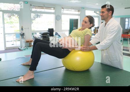 jeune femme enceinte s'exerçant en classe prénatale Banque D'Images