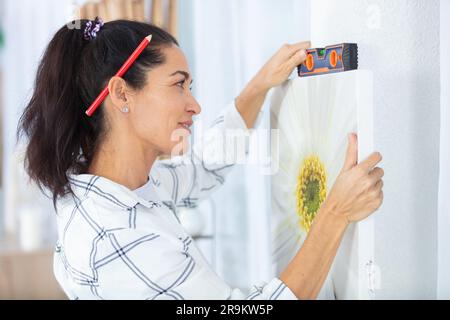 décoration sur un mur de briques blanches dans la chambre Banque D'Images