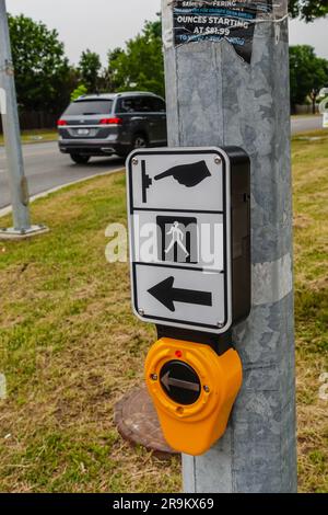 Bouton d'appel pour piétons, enfoncé pour traverser la route, utilisé au Canada et aux États-Unis Banque D'Images