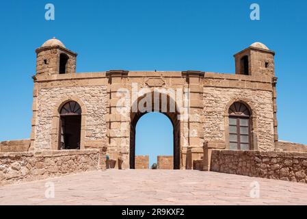 Le bastion d'Essaouira avec ses canons de bronze médiévaux, au Maroc Banque D'Images